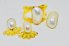 Load image into Gallery viewer, Ivory White Pearl Shell Jewelry Set